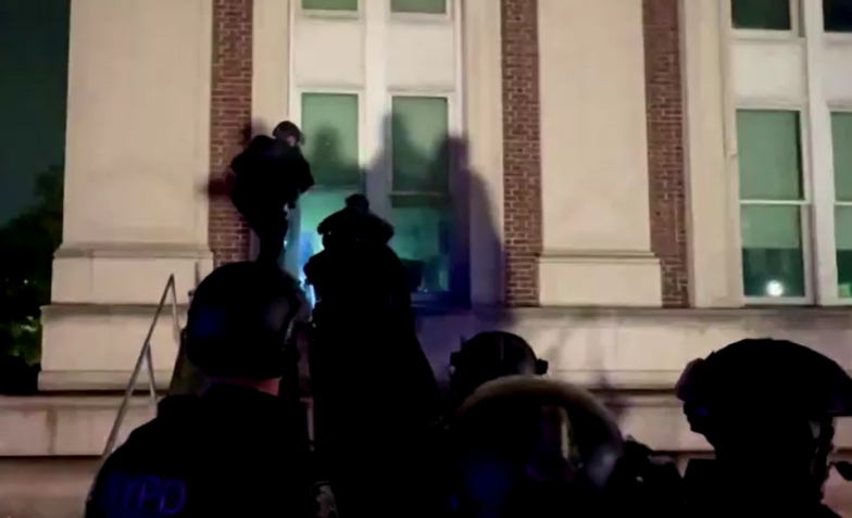 Momento em que Polícia da Cidade de Nova York (NYPD) entra no prédio da Universidade de Columbia para prender e dispersar manifestantes em protesto pró-Palestina / Comissário Adjunto da NYPD/Operações Kaz Daughtry via X