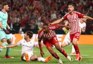 Olympiacos bate a Fiorentina e conquista o título da Conference League