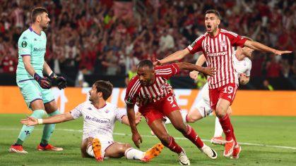El Kaabi finaliza para marcar o gol do título do Olympiacos
