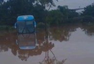 Ônibus do Grêmio é encoberto pela água da enchente em Porto Alegre; veja