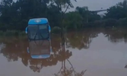 Ônibus do Grêmio foi praticamente encoberto pela água no CT Luiz Carvalho