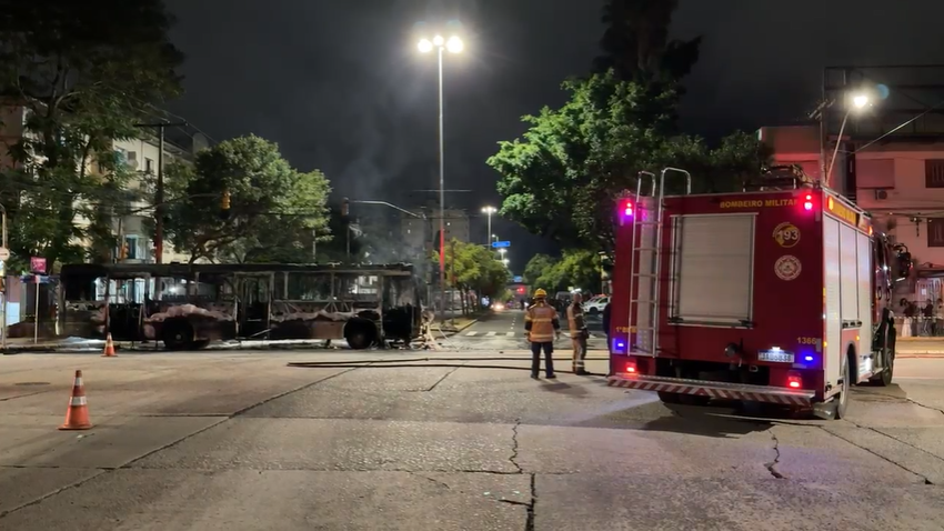 Imagem de destaque do post: Grupo de 50 pessoas bloqueia avenida e incendeia dois ônibus em Porto Alegre