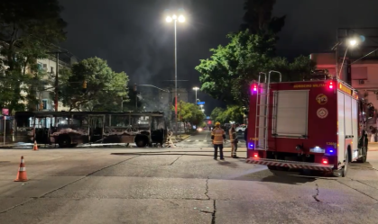 Imagem de destaque do post: Grupo de 50 pessoas bloqueia avenida e incendeia dois ônibus em Porto Alegre