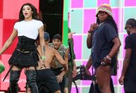 Filha de Madonna e Pabllo Vittar aparecem no palco em Copacabana; veja