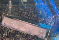 Justin Timberlake inicia nova turnê e surpreende em palco suspenso; veja