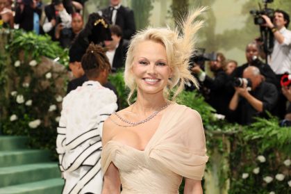 Pamela Anderson durante o tapete vermelho do Met Gala 2024