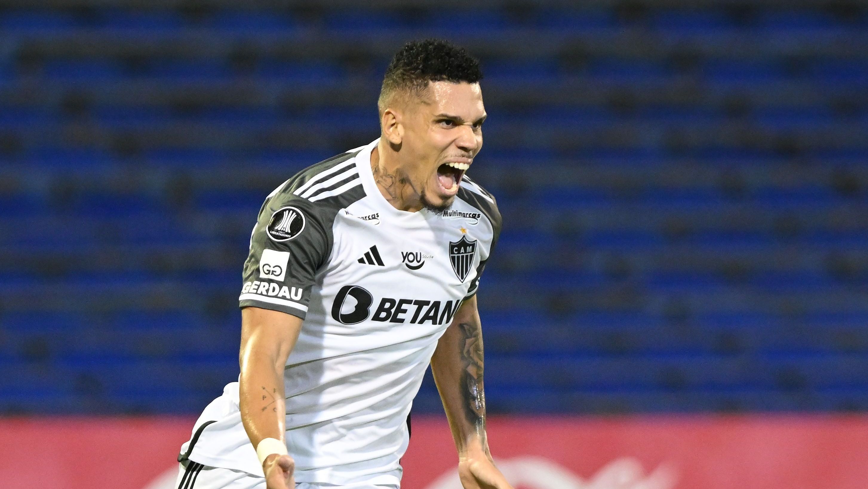 Paulinho comemora gol sobre o Rosario Central pela Libertadores