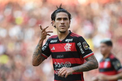 Pedro, do Flamengo, no Maracanã em partida contra o Corinthians neste sábado (11)