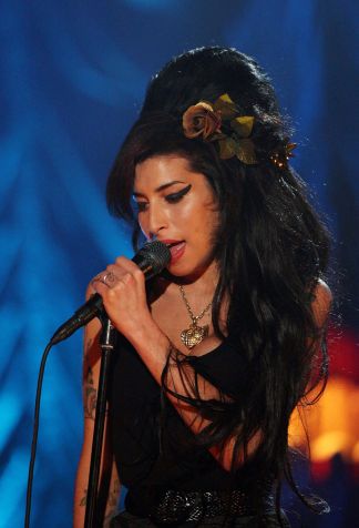 Amy Winehouse popularizou uma versão exagerada do penteado beehive / Peter Macdiarmid/Getty Images for NARAS