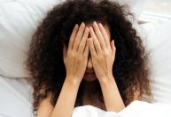 Por que acordamos no meio da noite com pensamentos perturbadores?