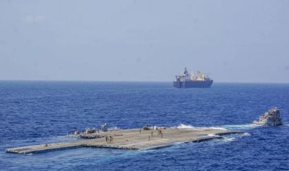 O Píer flutuante é puxado por um rebocador do Exército durante a Operação Neptune Solace na costa de Gaza em 1 de maio de 2024.