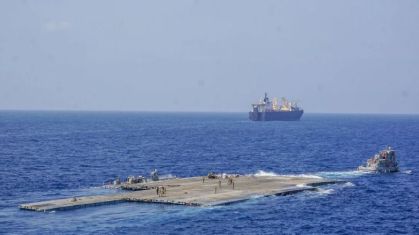 O Píer flutuante é puxado por um rebocador do Exército durante a Operação Neptune Solace na costa de Gaza em 1 de maio de 2024.