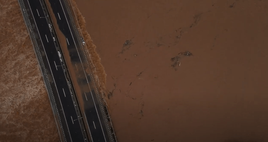 Imagens de drone mostram água invadindo ponte na BR-386, em Lajeado, no Rio Grande do Sul / Ismael Salvatori/Governo de Estrela