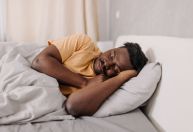 Existe posição certa para dormir? Especialista responde e dá dicas