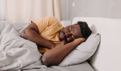 Dormir mais no fim de semana pode reduzir em 20% risco de doenças cardíacas