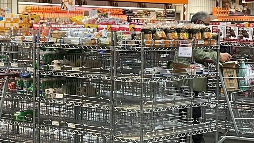 Prateleiras vazias em supermercados de Porto Alegre, após fortes chuvas / Reprodução / Redes Sociais