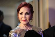 Priscilla Presley ganha festa de aniversário de filho brasileiro