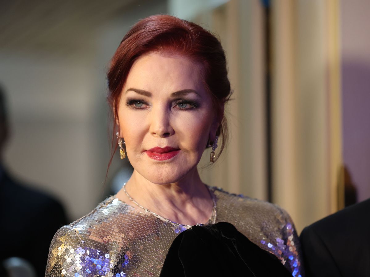 Keksa odamning qolini jerking Ogilning qolini silkitgan surati