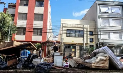 Bairro Menino Deus, em Porto Alegre, Rio Grande do Sul, em meio a trabalhos de limpeza após chuvas, em 18 de maio de 2024