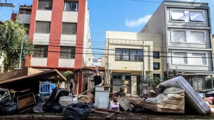 Bairro Menino Deus, em Porto Alegre, Rio Grande do Sul, em meio a trabalhos de limpeza após chuvas, em 18 de maio de 2024