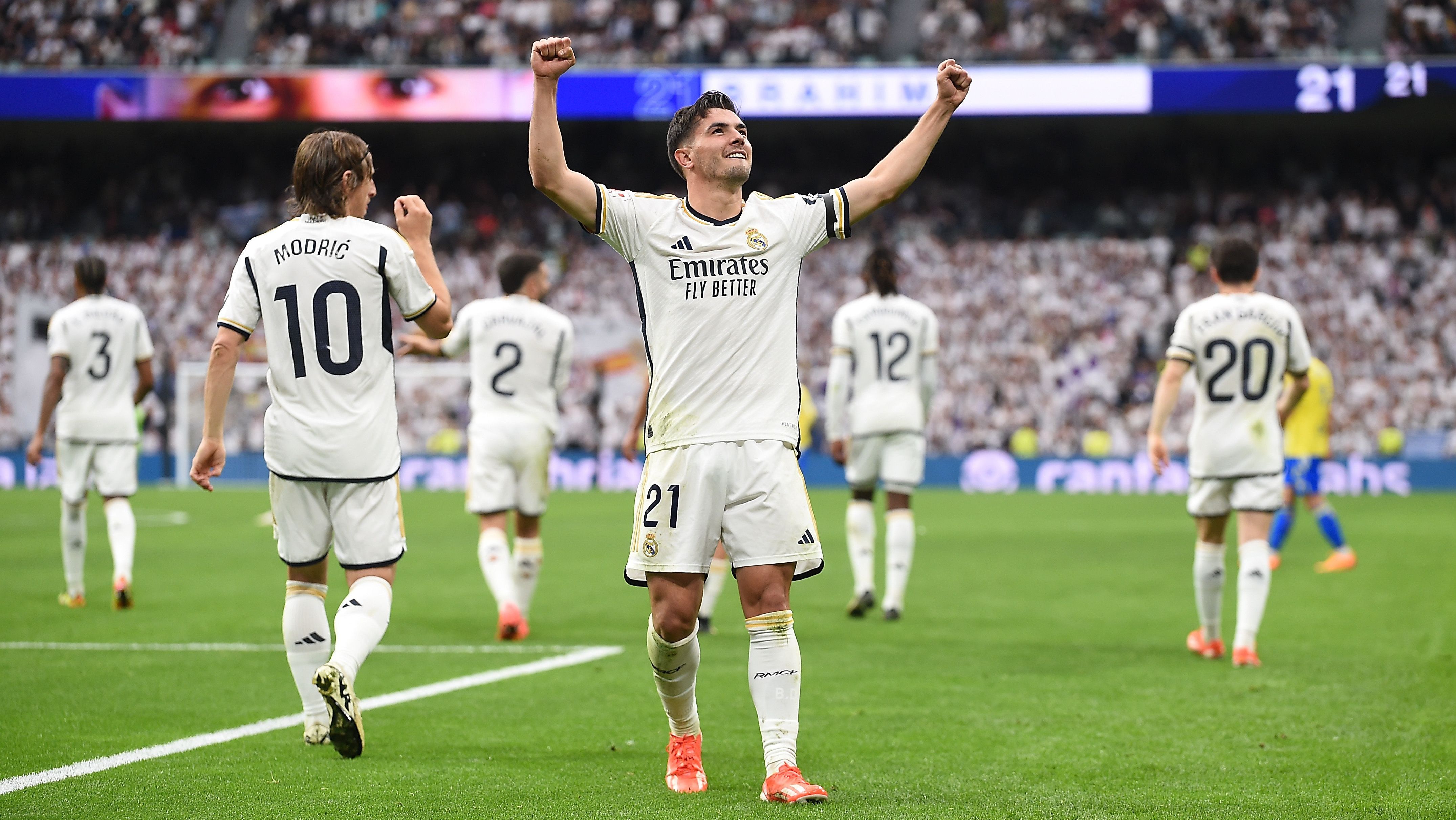 Brahim Díaz comemora o primeiro gol do Real Madrid na vitória contra o Cádiz, no Santiago Bernabéu