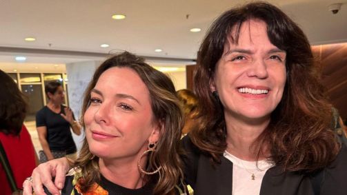 Regiane Alves brinca ao encontrar a autora Lícia Manzo