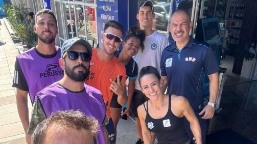 Atletas do Remo ao lado dos voluntários na sede do GNU Esportes