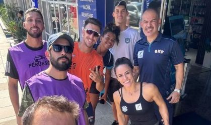 Atletas do Remo ao lado dos voluntários na sede do GNU Esportes