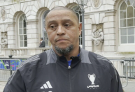 "Para Vini Jr. confirmar a bola de ouro, precisa ser campeão", avalia Roberto Carlos