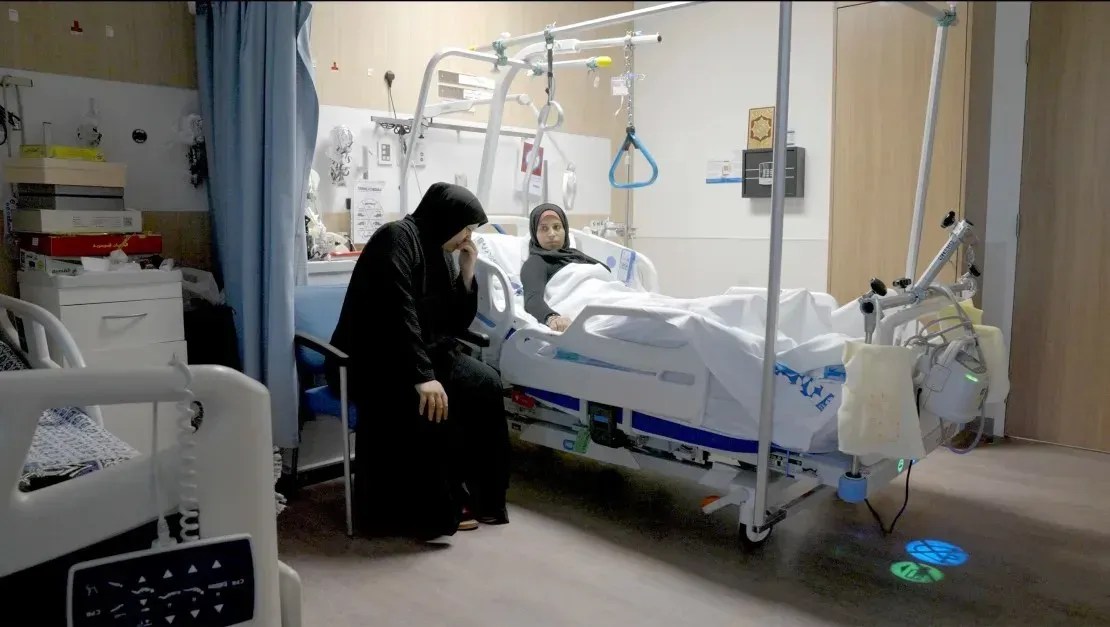 Sabah Al-Soury conforta sua filha Ola no hospital em Doha, no Catar. Além de terem perdido membros da família, elas se preocupam com o destino daqueles que ainda ficaram para trás / Darren Bull/CNN