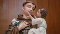 Dia dos Namorados sozinho: aprenda simpatias de Santo Antônio para amor