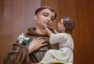 Aprenda simpatias de Santo Antônio para atrair amor