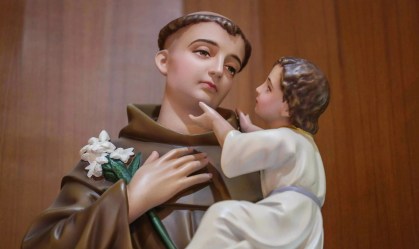 Dia dos Namorados sozinho? Aprenda simpatias de Santo Antônio para atrair amor