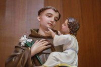 Aprenda simpatias de Santo Antônio para atrair amor