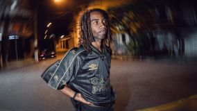 Nova camisa do Santos em homenagem à banda Charlie Brown Jr. tem detalhes dourados e venda limitada