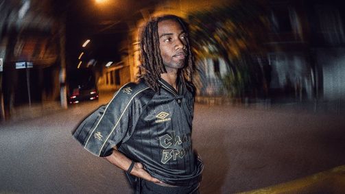 Nova camisa do Santos em homenagem à banda Charlie Brown Jr. tem detalhes dourados e venda limitada