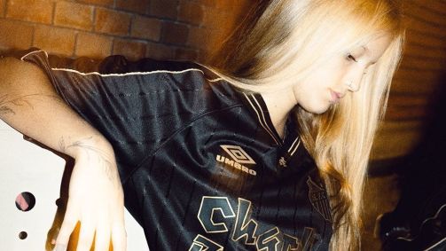Nova camisa do Santos em homenagem à banda Charlie Brown Jr. tem detalhes dourados e venda limitada