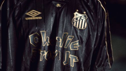 Nova camisa do Santos em homenagem à banda Charlie Brown Jr. tem detalhes dourados e venda limitada