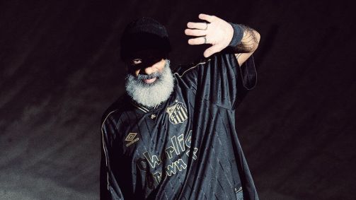 Nova camisa do Santos em homenagem à banda Charlie Brown Jr. tem detalhes dourados e venda limitada