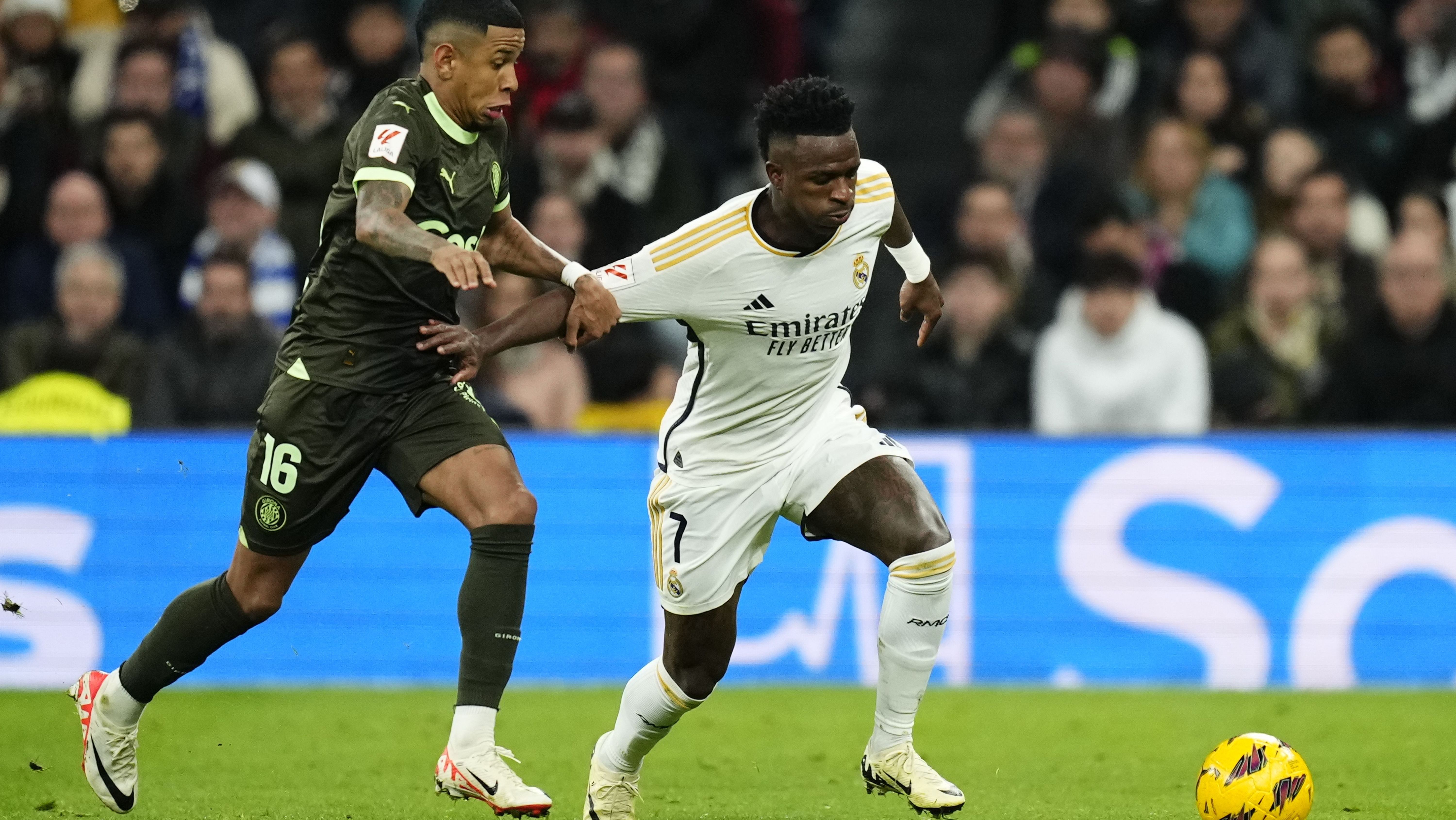 Savinho e Vinicius Júnior disputam a bola em Real Madrid x Girona por LALIGA