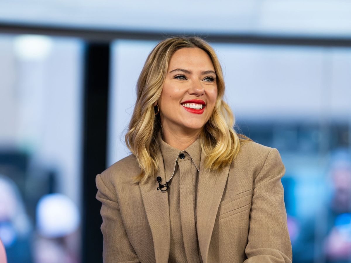 U kamerada kokraklarini korsatdi.