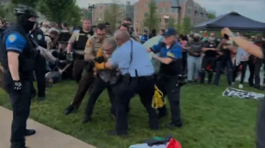 Professor Steve Tamari é visto sendo levado sob custódia durante uma manifestação na Universidade de Washington, em St. Louis / Michael Allen/Arquivo Pessoal