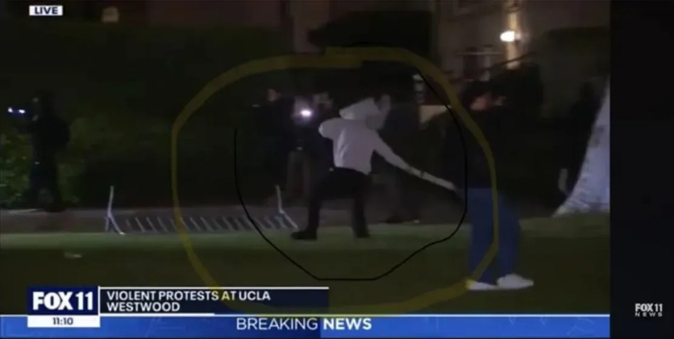 Uma imagem da Fox 11 Los Angeles postada no Facebook por Sharon On-Siboni mostra seu filho, Edan On, com um moletom branco jogando um objeto no acampamento criado por manifestantes pró-Palestina na UCLA. On-Siboni destacou a imagem / Fox 11