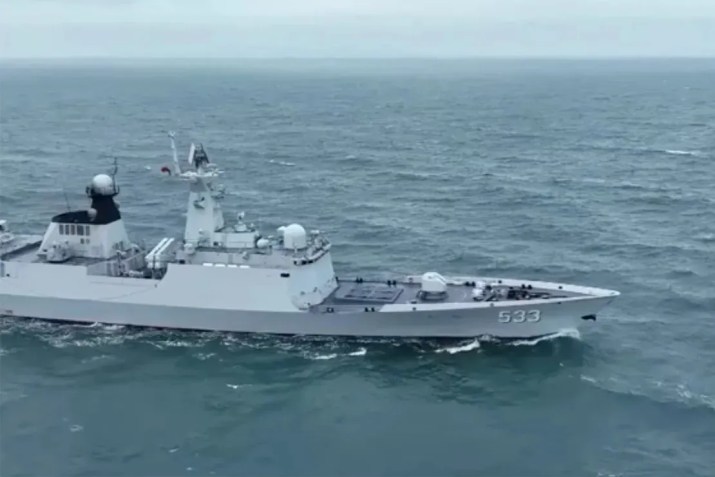 A fragata chinesa de mísseis guiados Nantong, um dos navios da série de exercícios militares chineses em torno de Taiwan / Exército de Libertação Popular de Taiwan/Weibo