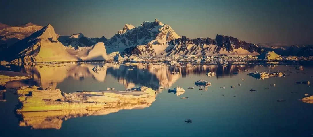 Gelo marinho ao redor de Rothera Point, na Ilha Adelaide, a oeste da Península Antártica / Steve Gibbs/BAS