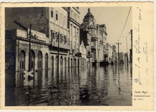 Rua Sete de Setembro, no Centro Histórico de Porto Alegre (RS), tomada pela água na enchente de 1941 / Acervo/Museu de Porto Alegre Joaquim Felizardo