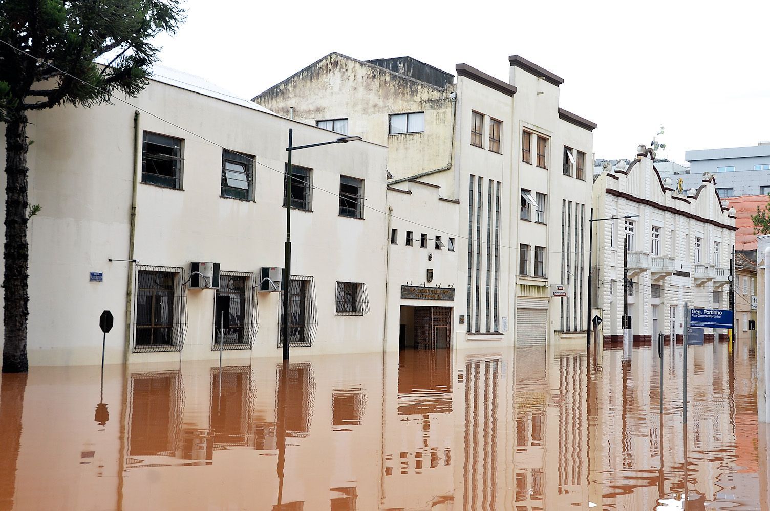 Rua Sete de Setembro, na região central de Porto Alegre (RS), durante a enchente de 2024 / Donaldo Hadlich/Código 19/Estadão Conteúdo
