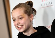 Filha de Angelina Jolie e Brad Pitt remove sobrenome do pai