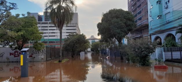 Shopping Praia de Belas (ao fundo), em Porto Alegre, durante enchente no começo de maio