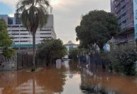 Após 18 dias, shopping em Porto Alegre reabre e tem que fechar novamente por causa da enchente